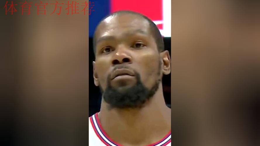 杜兰特干拔中距离被布朗犯规,裁判回看后追加一级恶意 杜兰特干拔中距离被布朗犯规,裁判回看后追加一级恶意