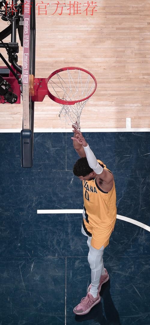 里德中路强突篮下 转身勾手抛投命中 里德中路强突篮下 转身勾手抛投命中